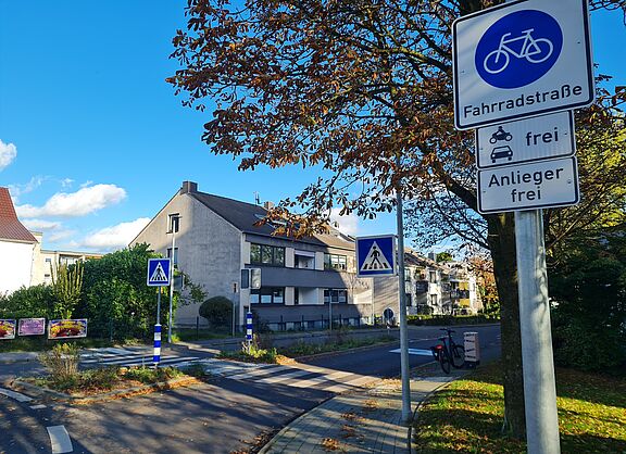 Fahrradstrasse_Millrather_Weg_Einfahrt_West_Kreisverkehr