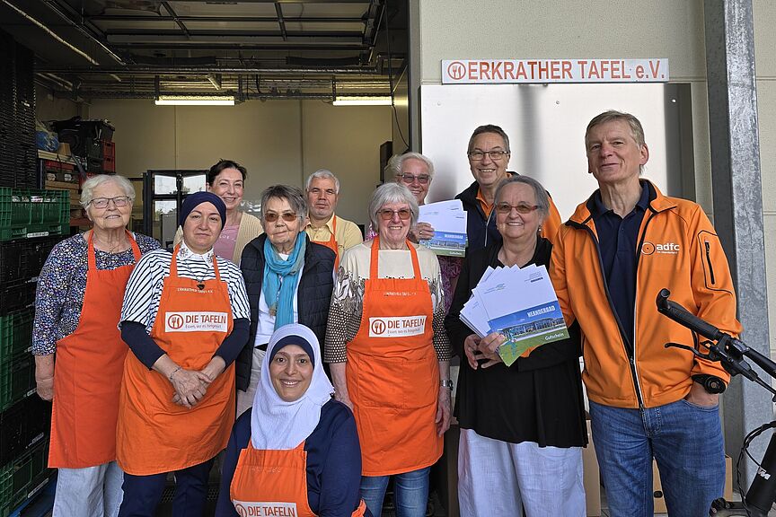 ADFC Erkrath übergibt Neanderbad-Gutscheine an Tafel Erkrath ADFC Erkrath übergibt Neanderbad-Gutscheine an Tafel Erkrath