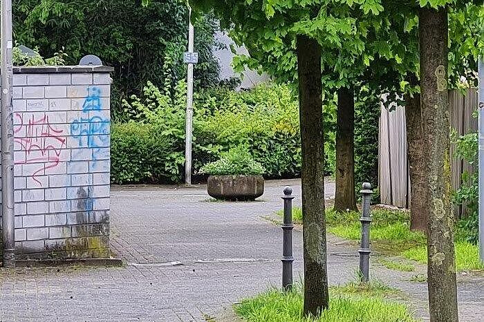 Blumenkuebel behindert die Durchfahrt